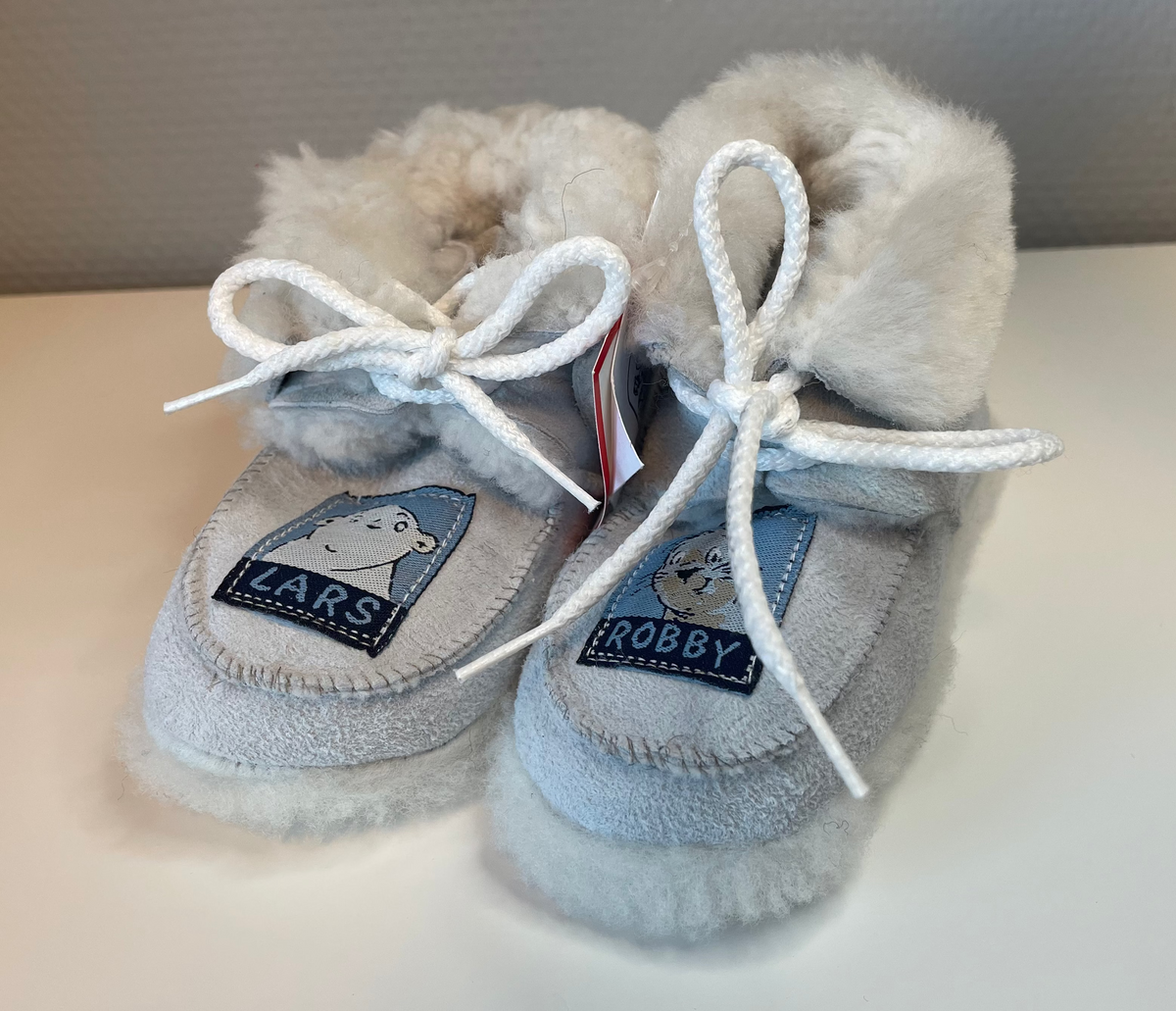 Skinntøfler til baby - Hvit med Lars & Robby