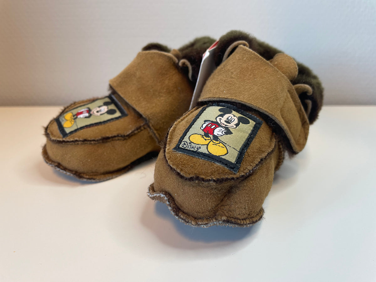 Skinntøfler til baby - Lysebrune med Mikke Mus