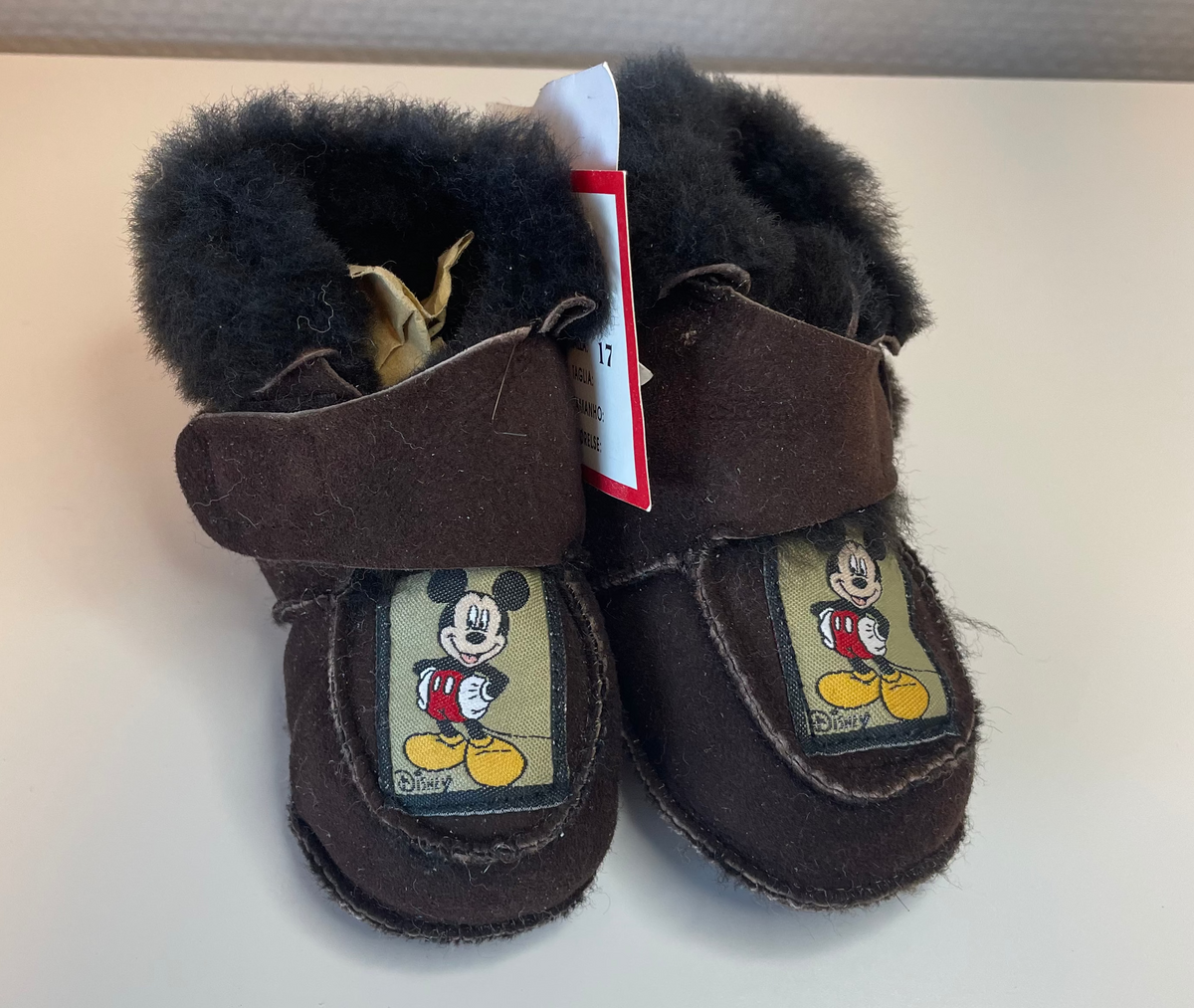 Skinntøfler til baby - Mørkebrun med Mikke Mus