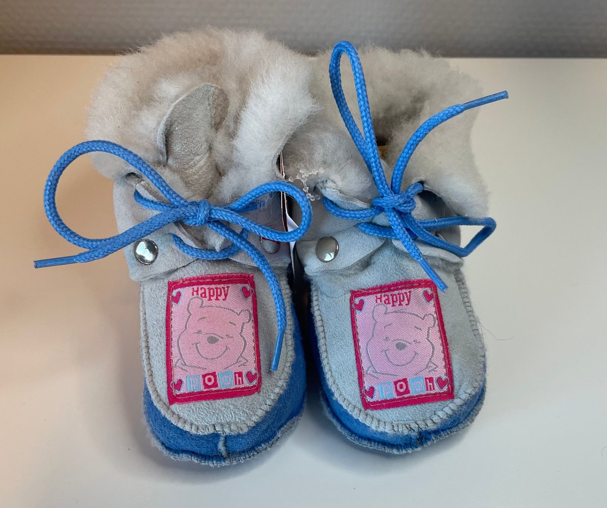 Skinntøfler til baby - Blå med Ole Brumm