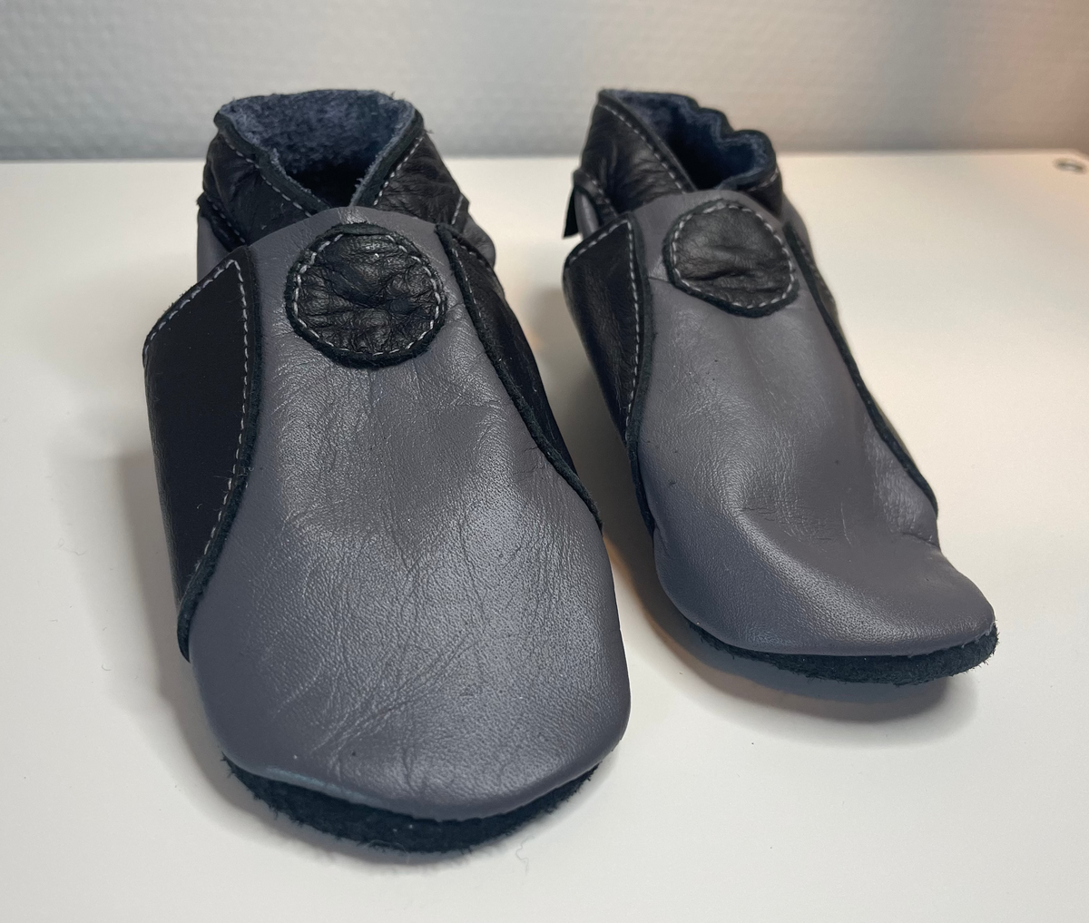 Skinntøfler til baby - Svart