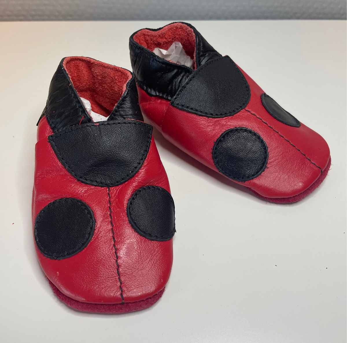 Skinntøfler til baby - Marihøne